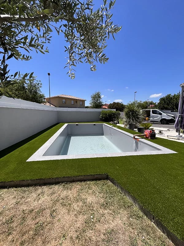abords de piscine gazon synthétique saccinto