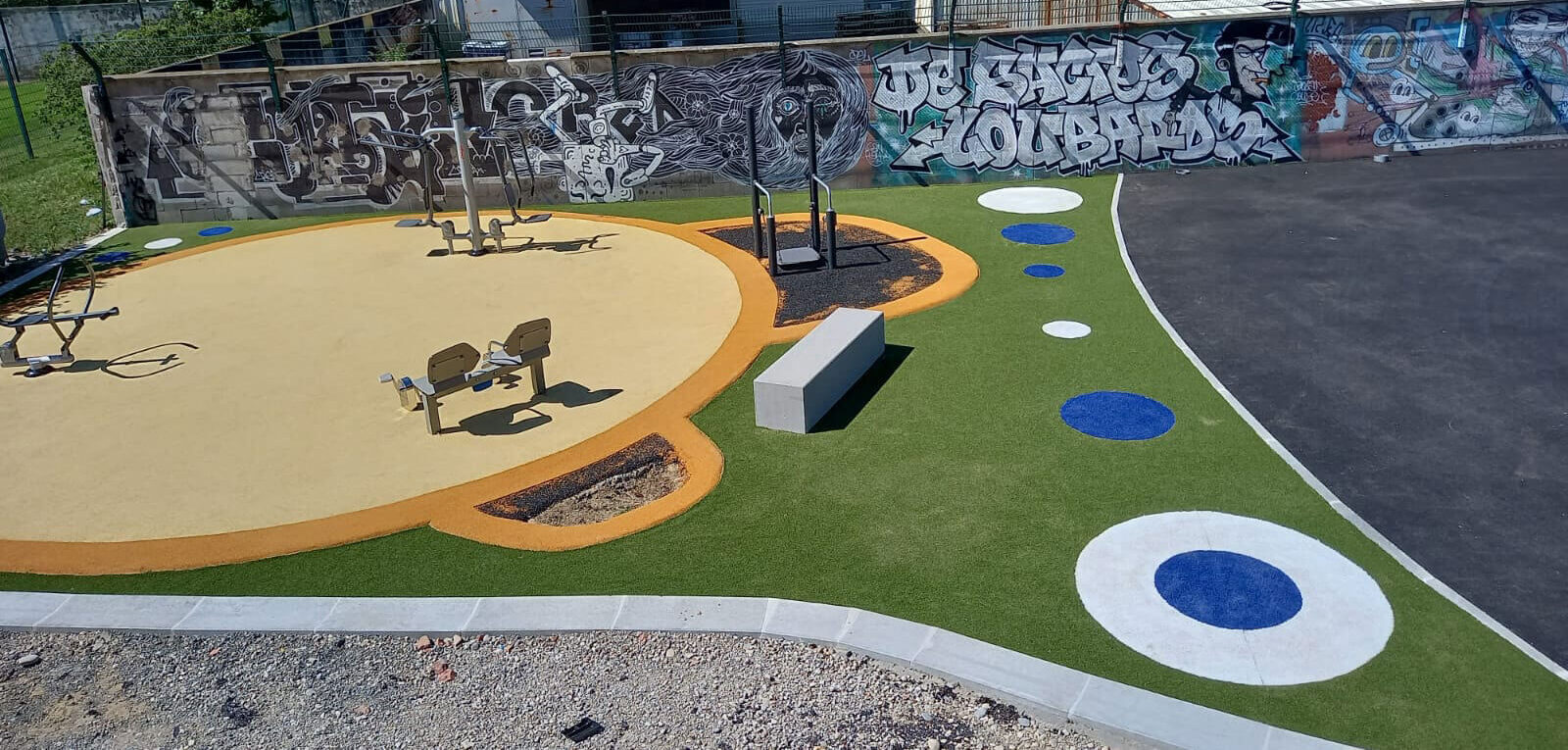 aire de jeux gazon synthétique saccinto