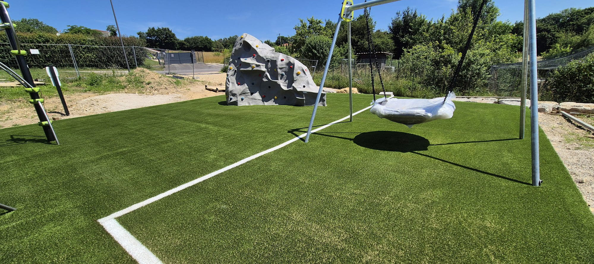 aire de jeux gazon synthétique saccinto