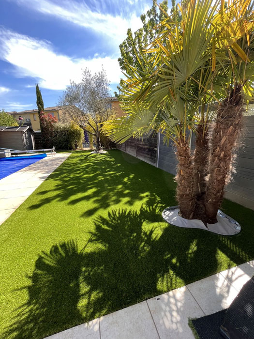 abords de piscine et jardin paysager gazon synthétique saccinto