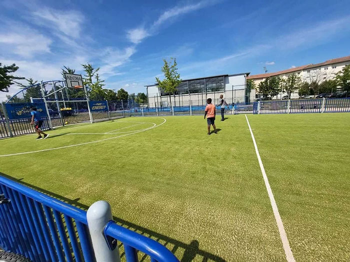 terrain multisport gazon synthétique saccinto