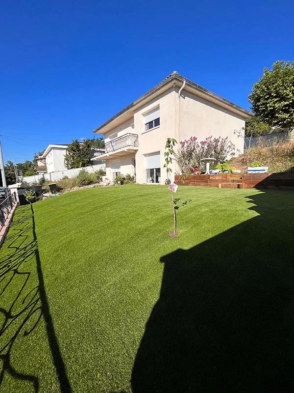 jardin aménagé gazon synthétique saccinto