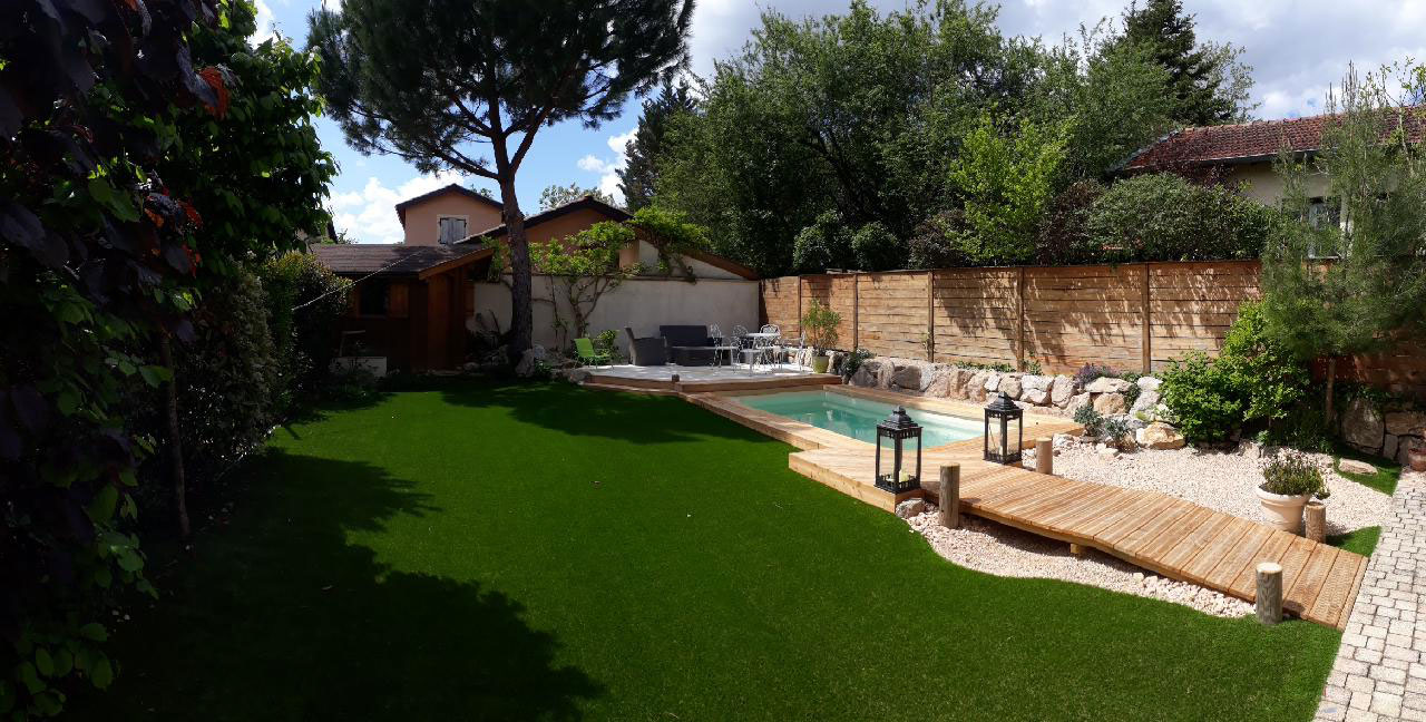 abords de piscine et jardin paysager gazon synthétique saccinto