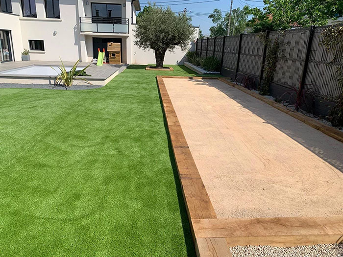 jardin et pétanque en gazon synthétique saccinto